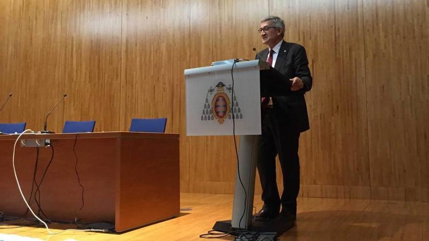 Santiago García Granda, en el estrado del salón de actos del edificio de investigación.