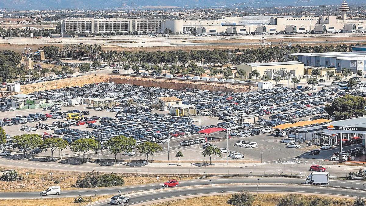 Cientos de coches de alquiler en el aeropuerto de Palma.