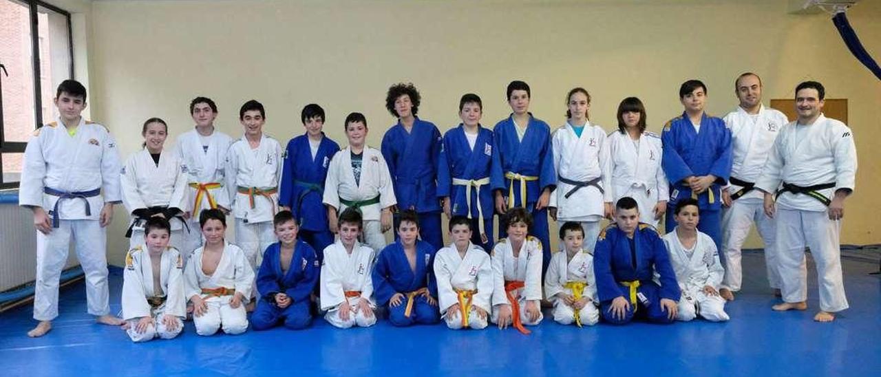 Los deportistas del Judo Mieres, en el polideportivo de Oñón.