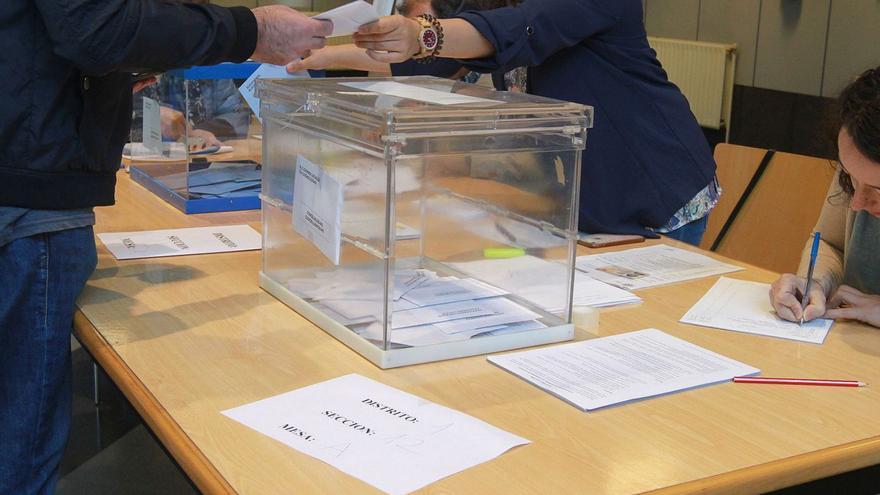 Mesa electoral en Ourense en las elecciones municipales de mayo de 2019. |   IÑAKI OSORIO