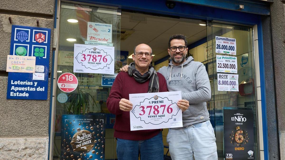 Els propietaris de Loteria Merche, Carlos i Andreu Voz, celebrant haver repartit un cinquè premi de la Loteria de Nadal.