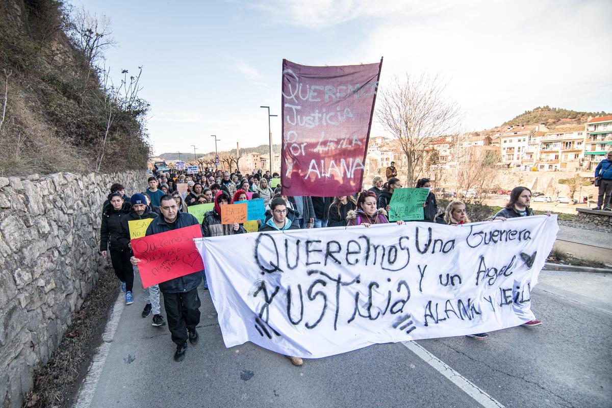 Protesta de alumnos y familiares de las gemelas de Sallent