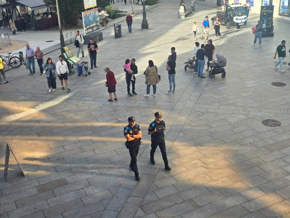 La circulación rodada no cesa en las zonas peatonales de Vilagarcía, ni siquiera con el control policial ejercido.
