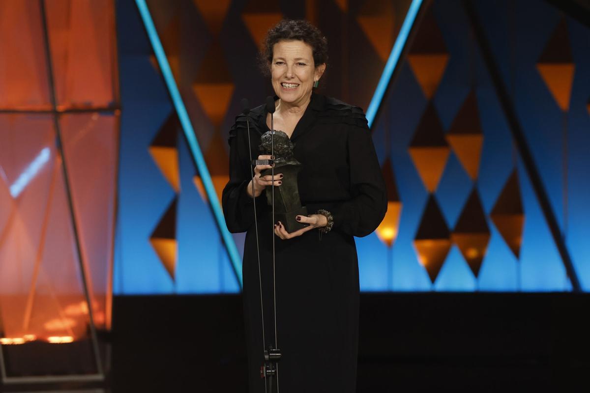 BARCELONA, 28/02/2026.- Helena Sanchís recibe el Goya a mejor diseño de vestuario por su trabajo en ´La cena´, durante la ceremonia de entrega de los Premios Goya en su 40 edición, este sábado en el Auditorio Fórum CCIB de Barcelona. EFE/Alberto Estévez