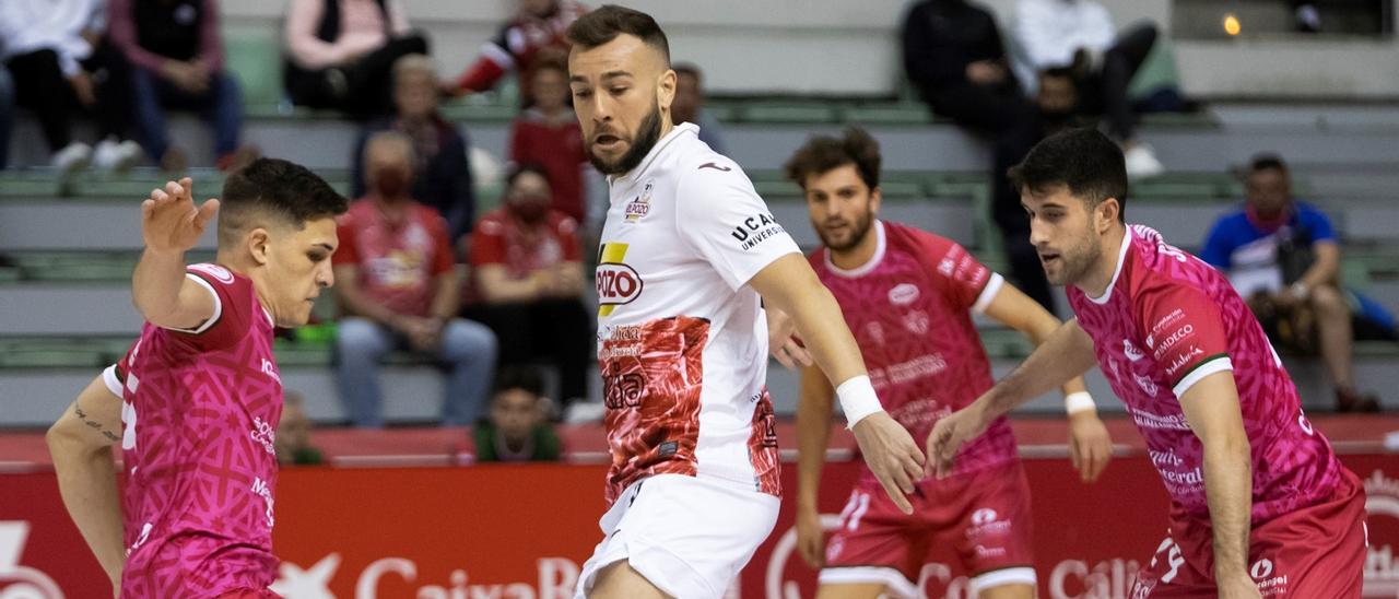 Ismael y Viana acosan a Rafa Santos en el partido disputado en el Palacio de Deportes de Murcia.