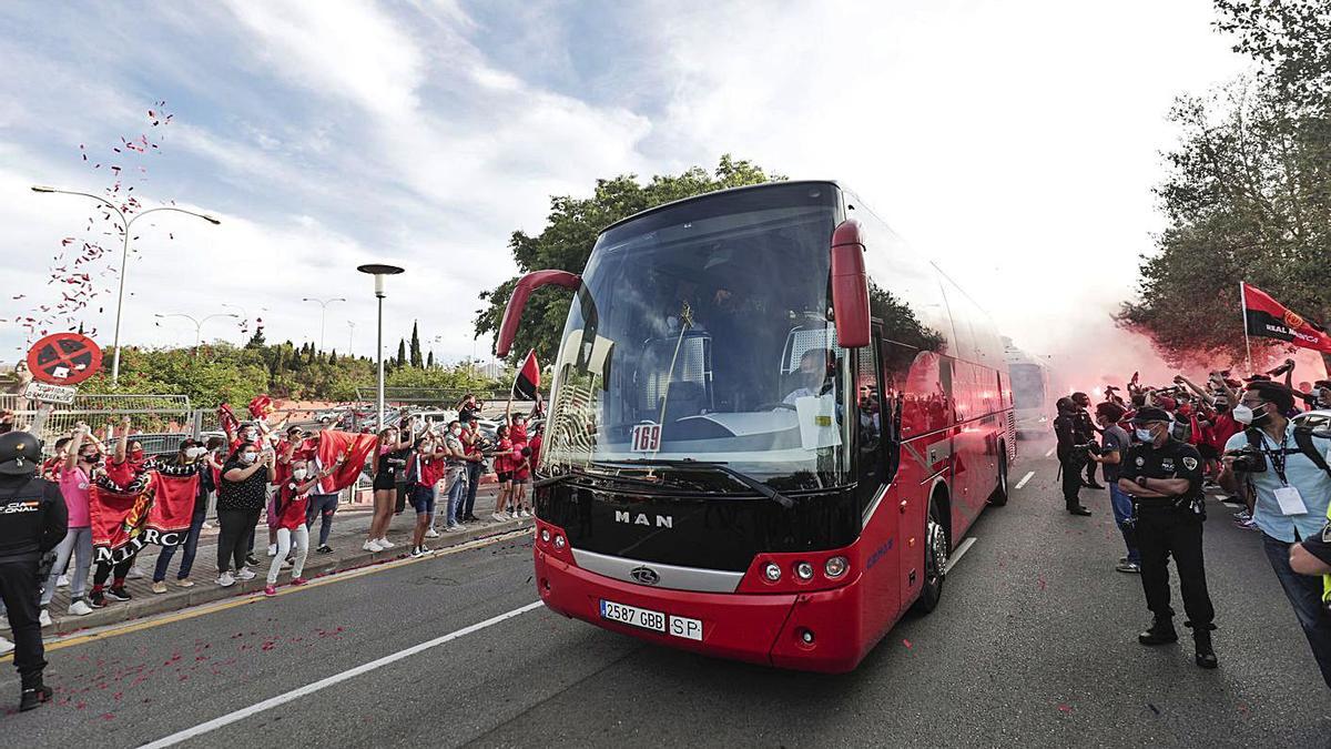 Centenares de mallorquinistas recibieron el autocar del equipo a su llegada al estadio. | M. MIELNEZUK