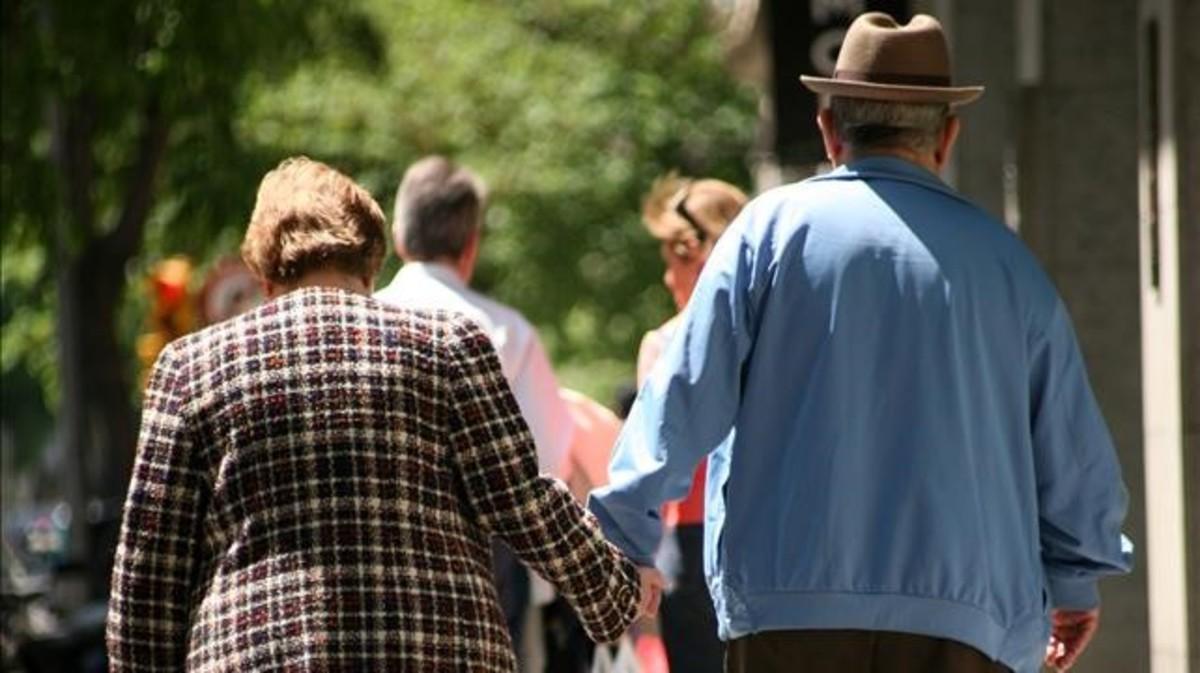 zentauroepp15868672 3 5 2011  una pareja de jubilados pasea por la calle provenz180520183035