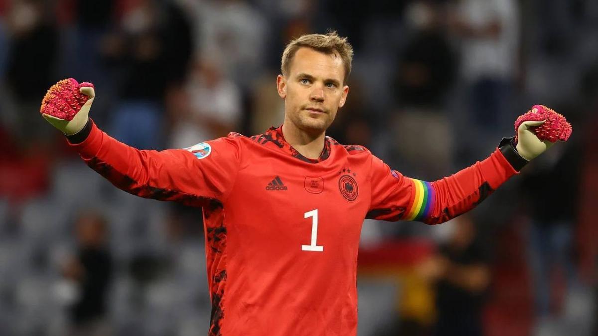 Manuel Neuer, con el brazalete multicolor en el Mundial de Qatar 2022