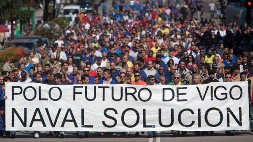 Centenares de trabajadores del naval han recorrido esta mañana las calles de Vigo en demanda de una solución ante la crisis que padece este sector, coincidiendo con el paro parcial de tres horas convocado para hoy por los sindicatos,