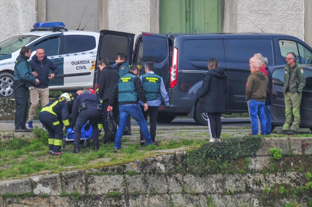 Los servicios de emergencia trasladan el cadáver.