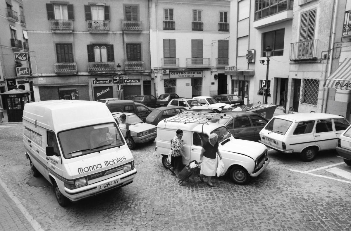 Los coches, en la hoy peatonal Plaça de la Constitució