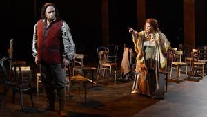 El tenor italiano Marco Berti (Manrico) en una escena con la mezzo Marianne Cornetti (Azucena), en ’Il trovatore’, de Verdi. 