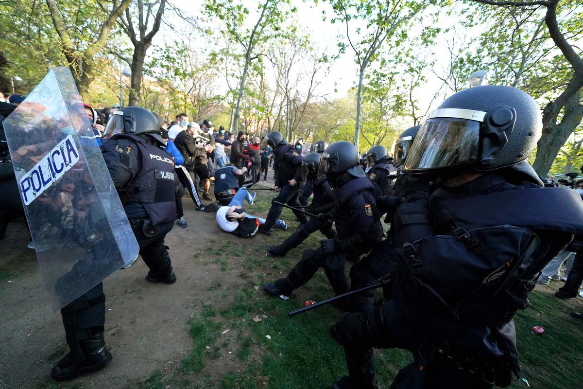 La policía carga contra los vecinos de Vallecas que protestaban contra el  acto de Vox