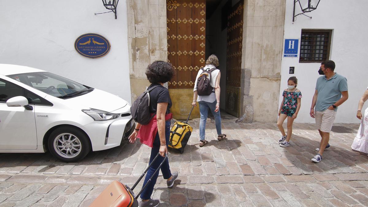 Turistas entrando a un hotel en Córdoba.