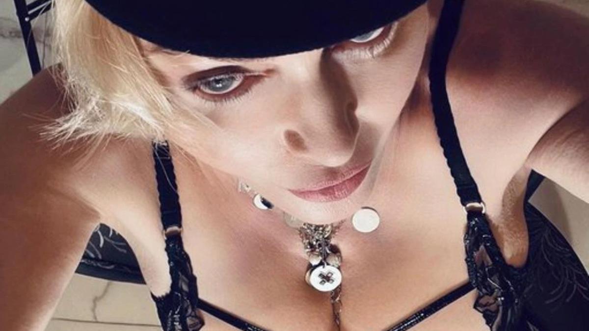 Madonna incendia las redes sociales con un posado en ropa interior muy erótica