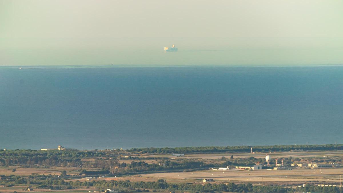 ¿Un barco volador a Barcelona? El curiós efecte vist avui a Barcelona
