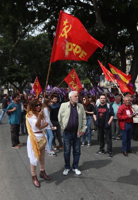 Miles de personas participan en la marcha convocada por los sindicatos para este martes, Día Internacional del Trabajo