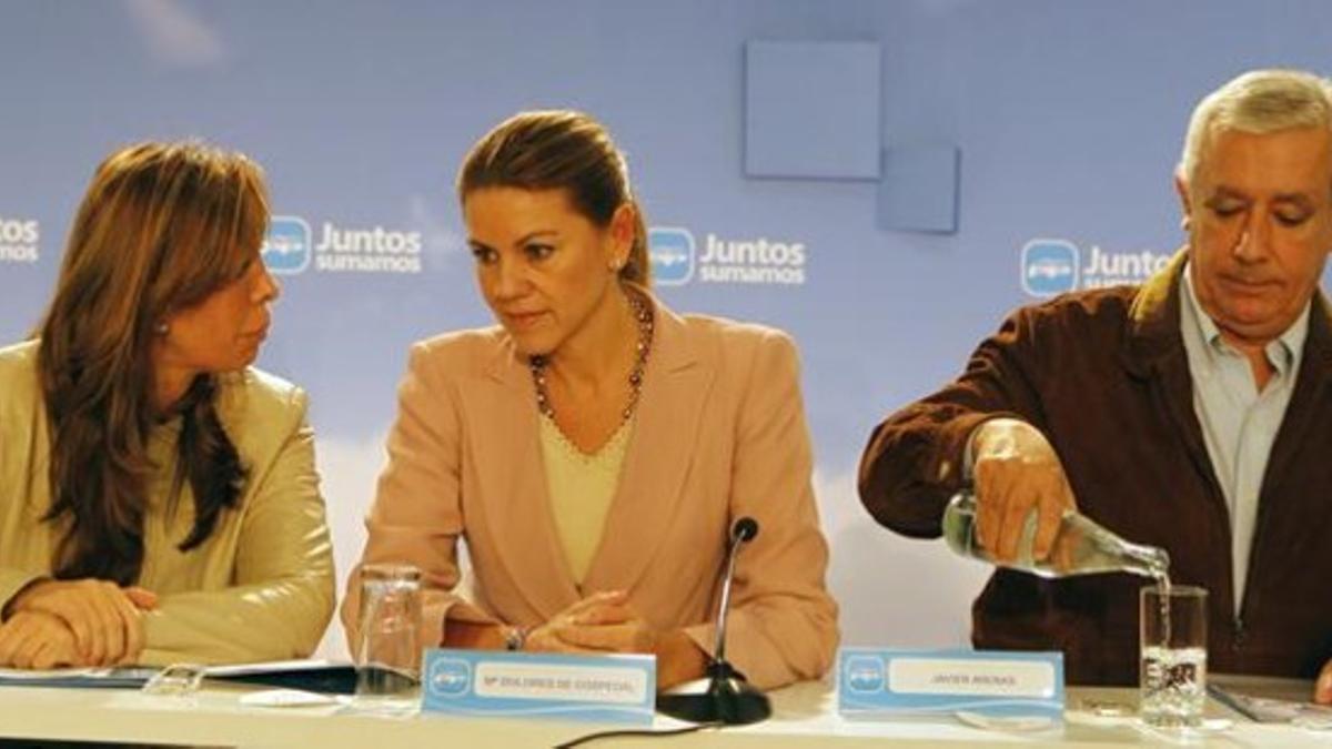 La presidenta del PPC, Alicia Sánchez-Camacho (izquierda), la secretaria general del PP, María Dolores de Cospedal, y el vicesecretario de Política Autonómica y Local del PP, Javier Arenas. ALBERT BERTRAN