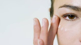 Di adiós a las bolsas y ojeras con el contorno de ojos de Mercadona que cuesta sólo 5 euros