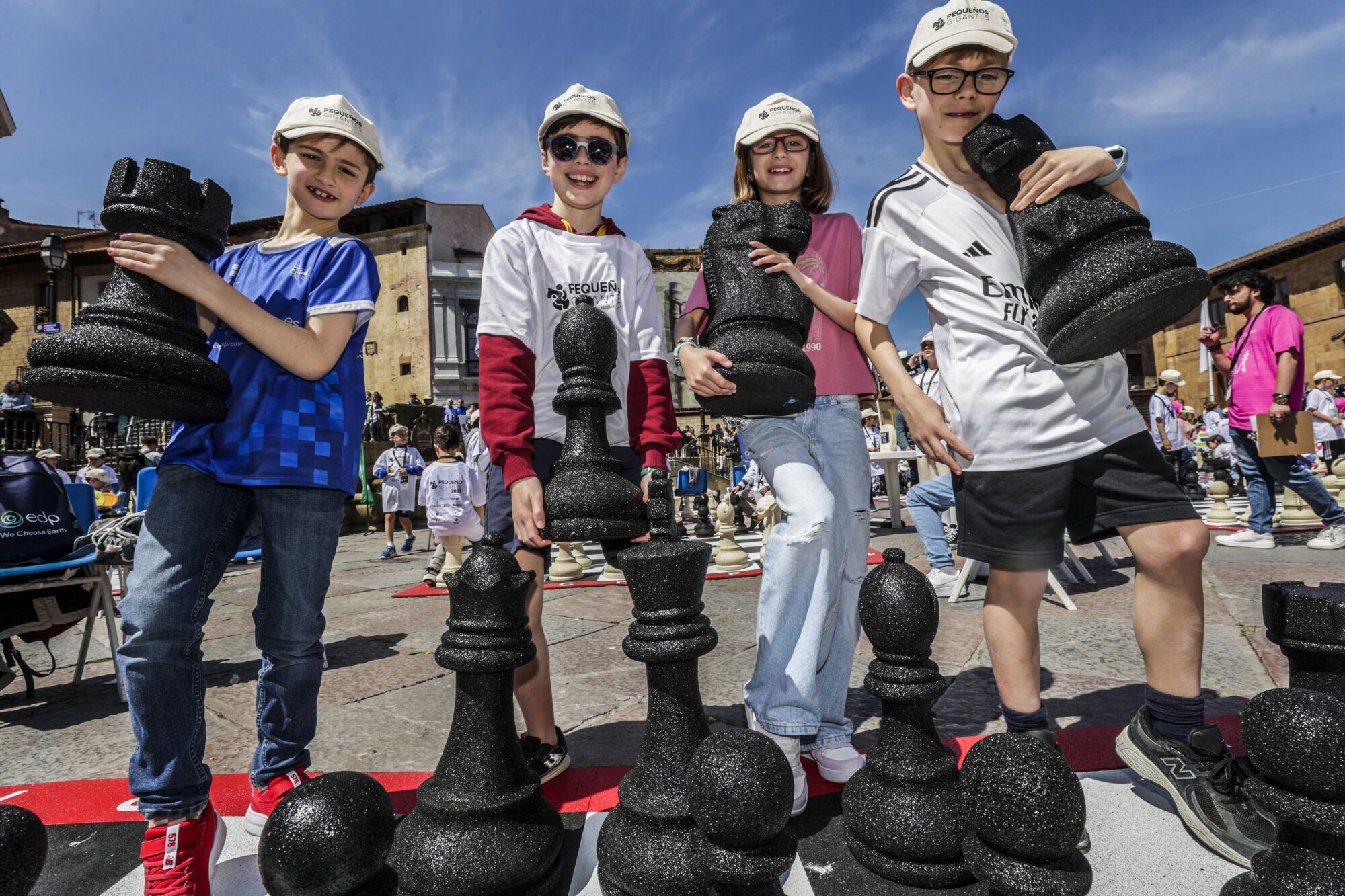 EN IMÁGENES: Torneo escolar de ajedrez gigante en la plaza de la catedral de Oviedo