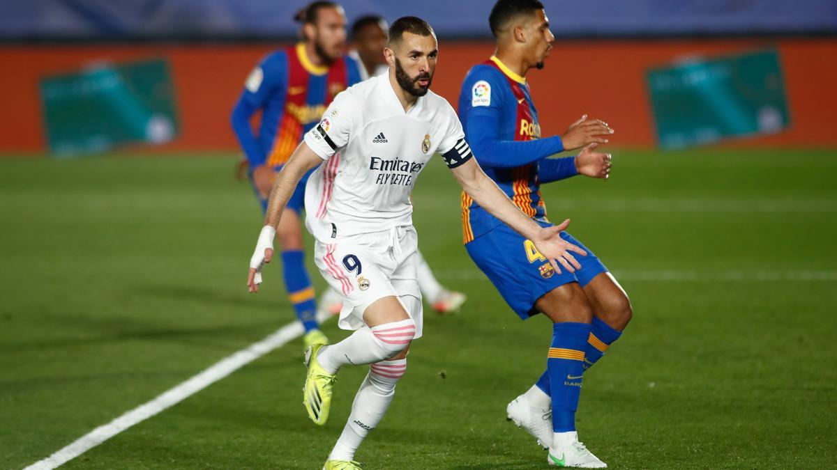 Benzema corre a celebrar el 1-0 ante un sorprendido Araujo.