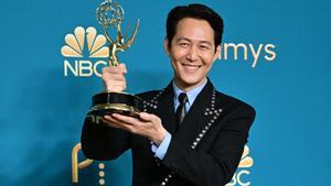  Lee Jung-jae, con el Emmy por su trabajo en ’El juego del calamar’