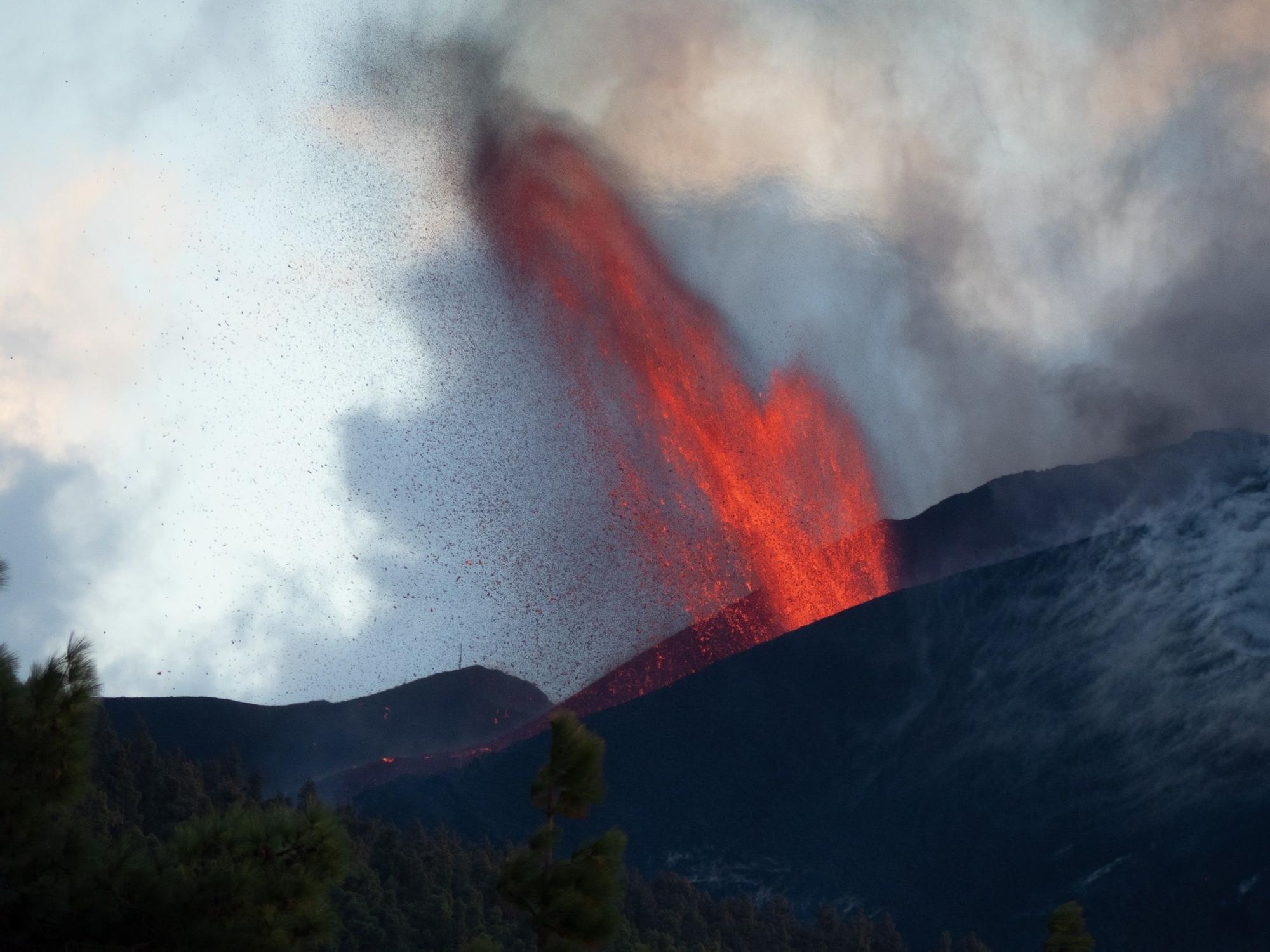 El volcán de La Palma continúa con su actividad explosiva