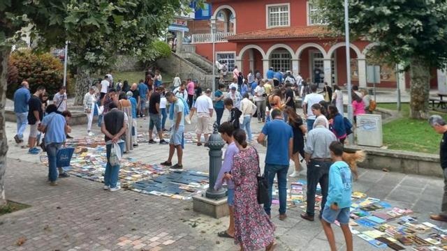 El rastro organizado el pasado verano para repartir libros de la biblioteca de Bueu. |   // FDV