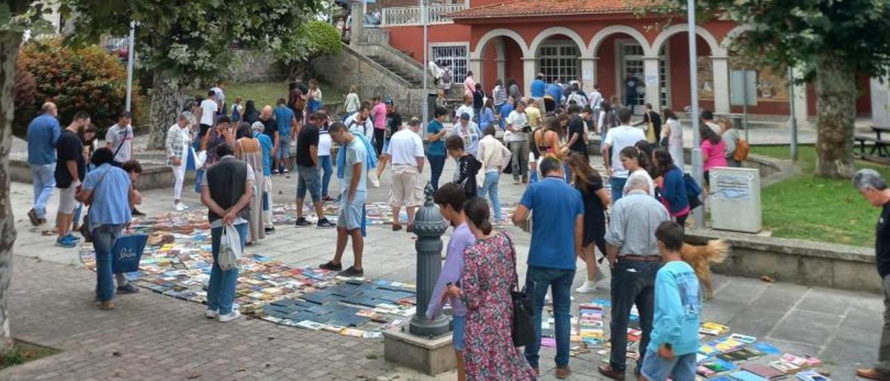 Centeneras de personas agotaron las existencias bibliográficas en Bueu | G.NÚÑEZ