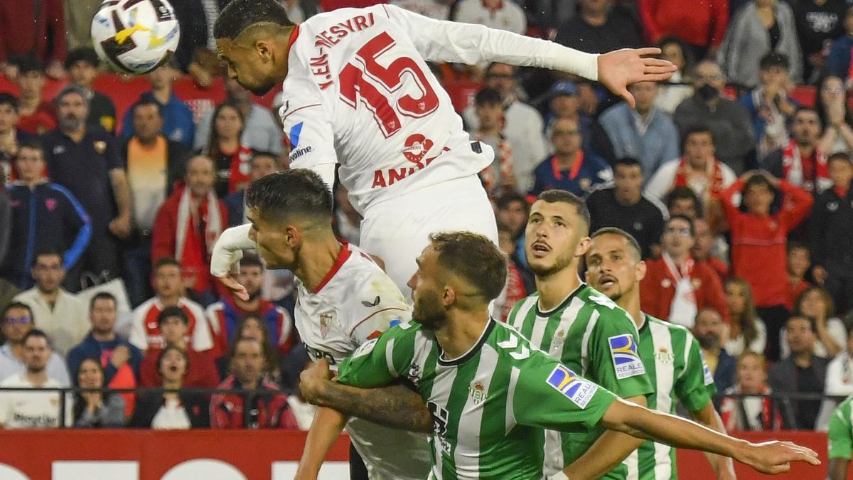 El delantero marroquí del Sevilla En-Nesyri despeja un balón durante el derbi, jornada 35 de LaLiga Santander que disputan los dos equipos hispalenteses en el estadio Sánchez Pizjuan de la capital andaluza.