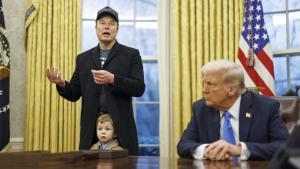 Elon Musk con su hijo X y Donald Trump, en el Despacho Oval.
