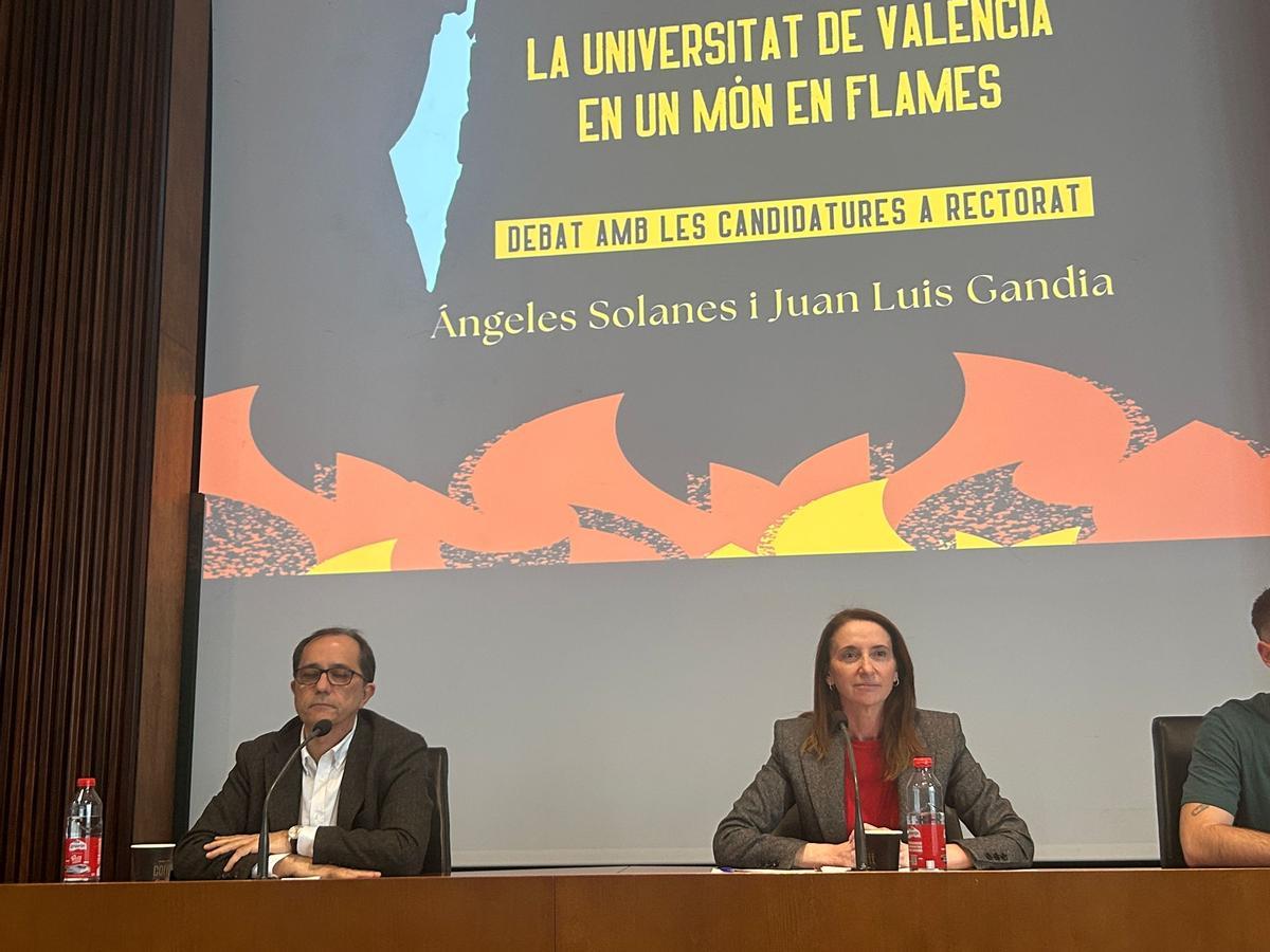 Juan Luis Gandía y Ángeles Solanes antes del inicio del debate en la UV sobre Palestina