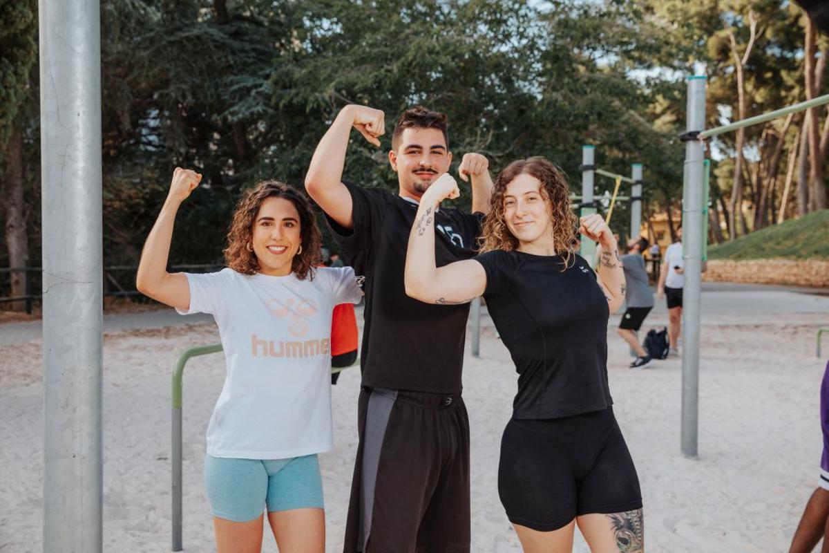 Javier Navarrete, 18 años, practica calistenia en el Parque Grande de Zaragoza