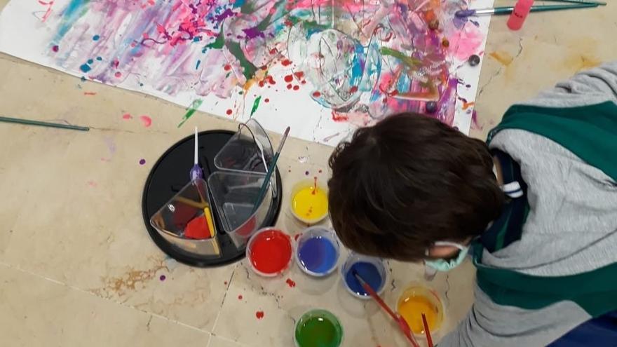 Un niño participa en un taller de la Casa Natal Picasso
