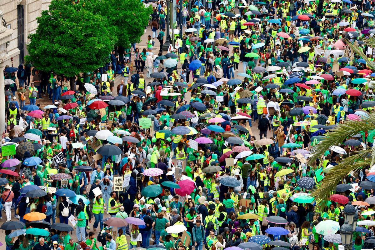 La manifestación se vio obligada, al final, a desafiar a la lluvia