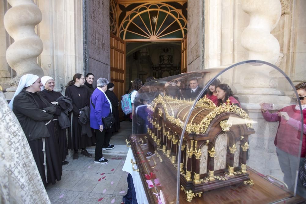 Las reliquias de Santa Teresa del Niño Jesús llegan al monasterio de Santa Faz.