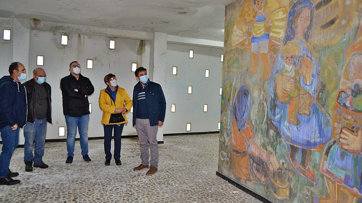 Jesús María Prada Saavedra (centro) en el espacio que se acondicionará para albergar el museo. | A. Saavedra