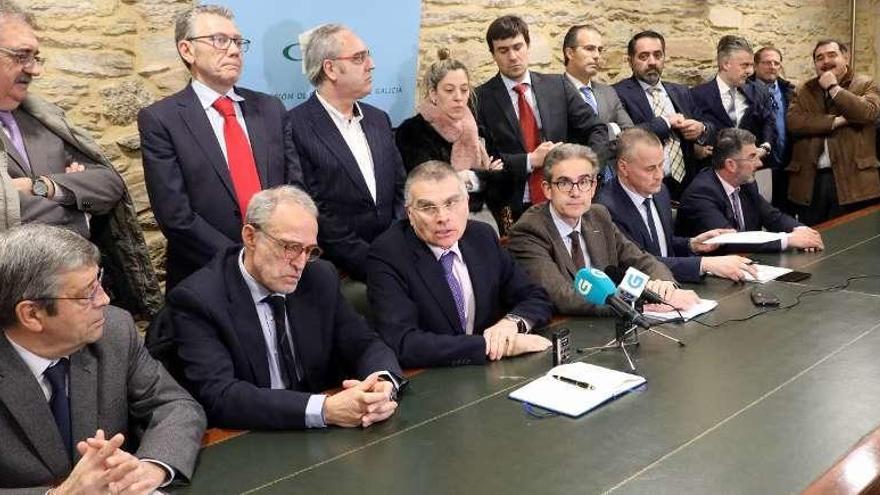 Representantes de Pontevedra, Ourense y sectoriales, ayer al término de la asamblea. // Xoán Álvarez