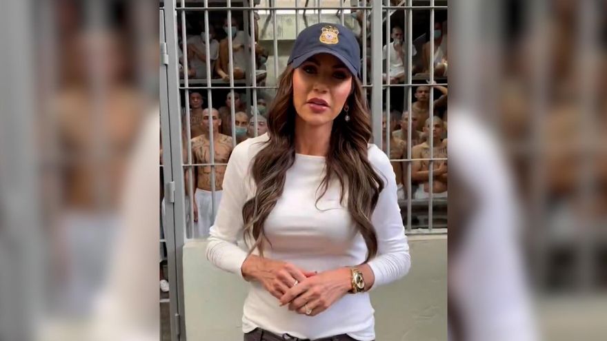 La secretaria de Seguridad de EEUU visita la megacárcel salvadoreña con migrantes detenidos