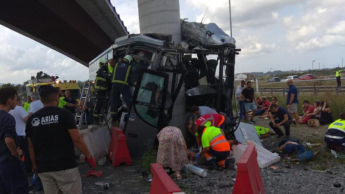 Al menos cinco muertos en un grave accidente de autobús en Avilés