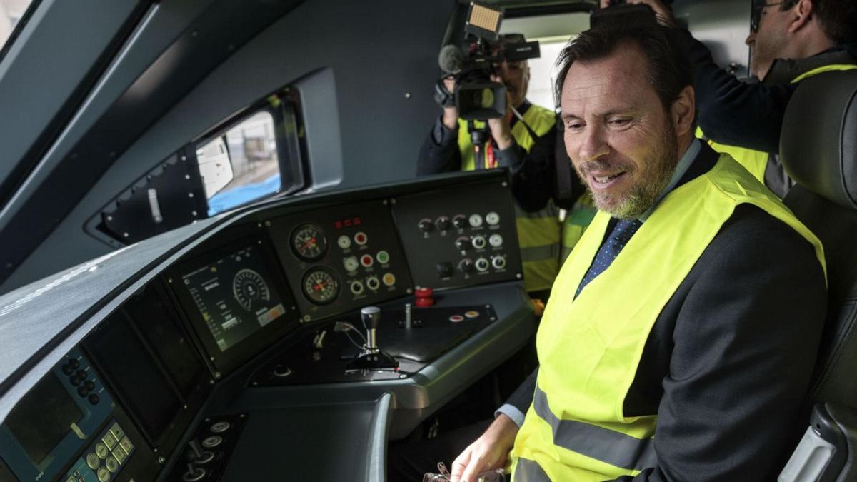 Óscar Puente, ministro de Transportes, a los mandos de uno de los trenes Talgo S106