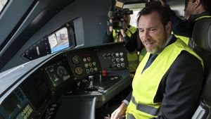 Óscar Puente, ministro de Transportes, a los mandos de uno de los trenes Talgo S106