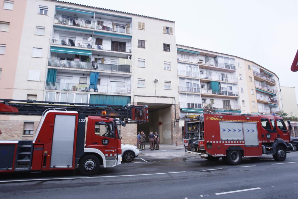 Desallotgen un bloc de pisos de Sant Narcís per un incendi