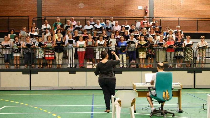 Integrantes del coro &quot;LittleOpera&quot; en uno de los ensayos.