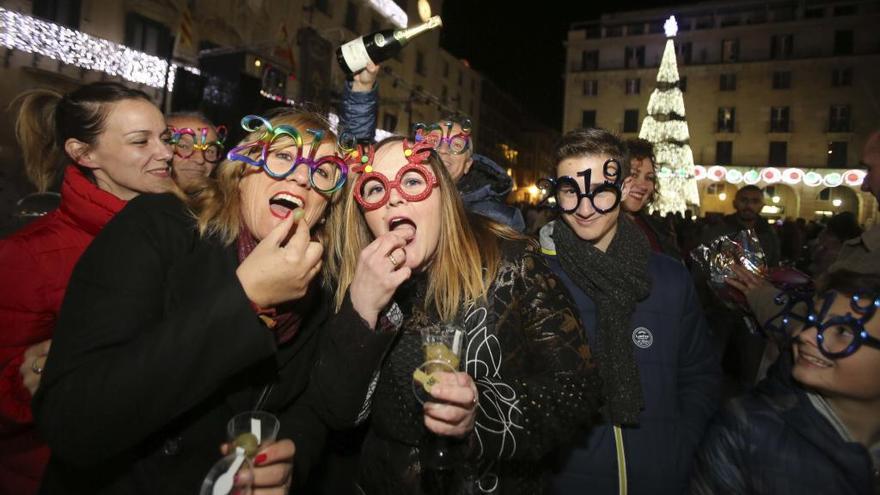 Las mínimas en Nochevieja serán frescas. En la imagen, la fiesta del pasado año en la plaza del Ayuntamiento de Alicante