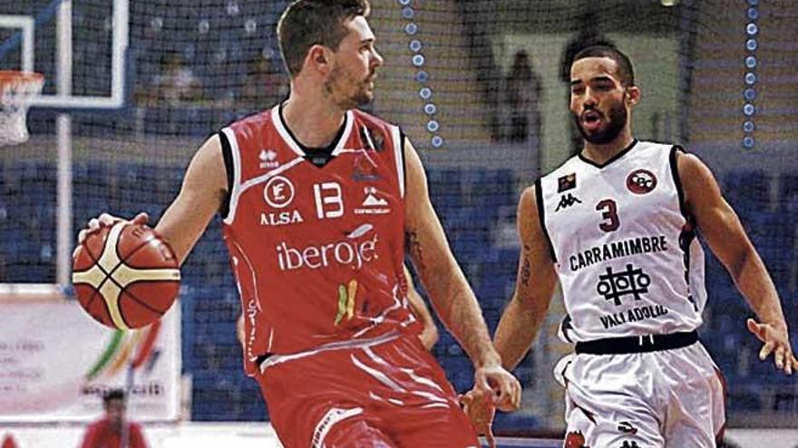 Joan Tomàs bota el balón en el duelo ante el Valladolid.