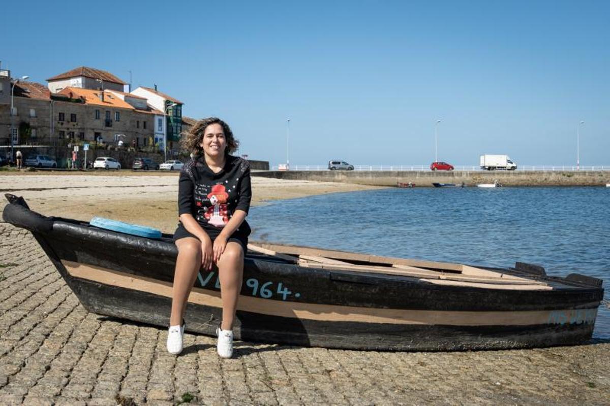 Mercedes Álvarez, sentada sobre una barca en la playa de San Tomé (Cambados). | // CEDIDA