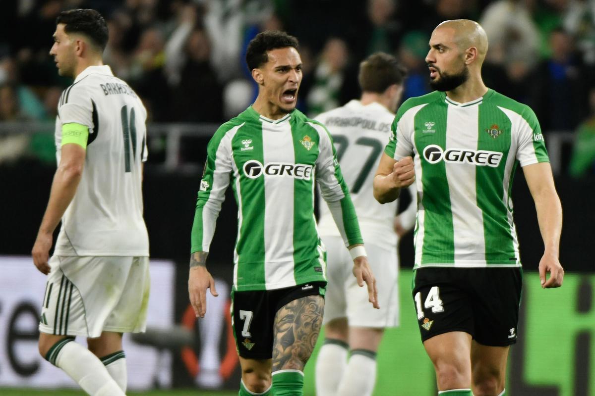 El centrocampista del Betis Sofyan Amrabat (d) celebra tras marcar el 2-0.