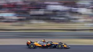 Piastri triomfa a la Xinaamb desastre d’Alonso i càstig per a Ferrari