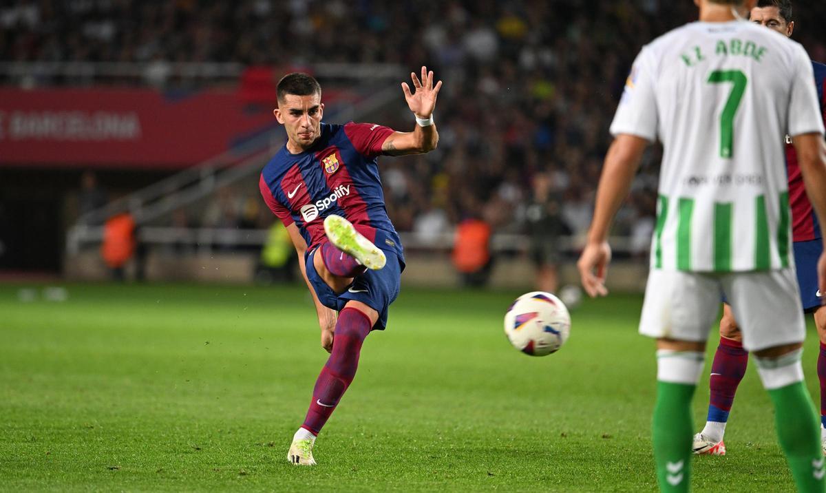 Ferran Torres chuta a la red desde un lanzamient ode falta durante el partido de liga entre el FC Barcelona (Barça) y el Betis